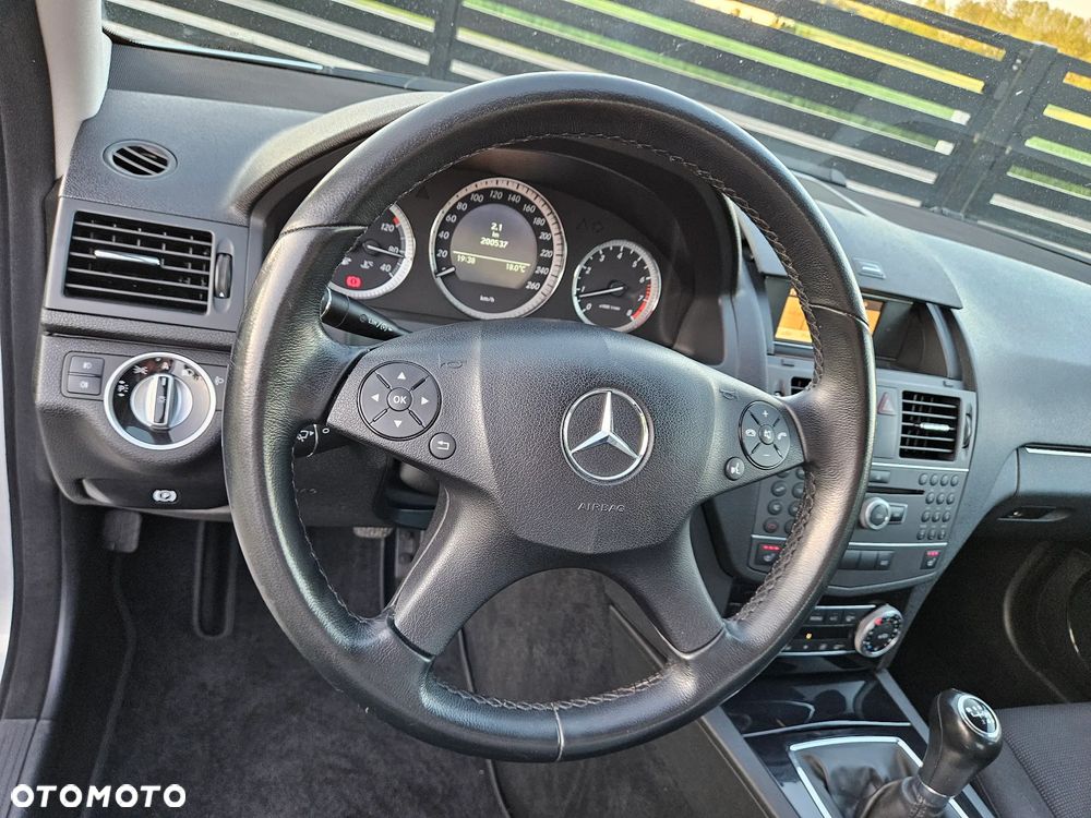 Mercedes-Benz Klasa C 200 CGI BlueEFFICIENCY Elegance - 24