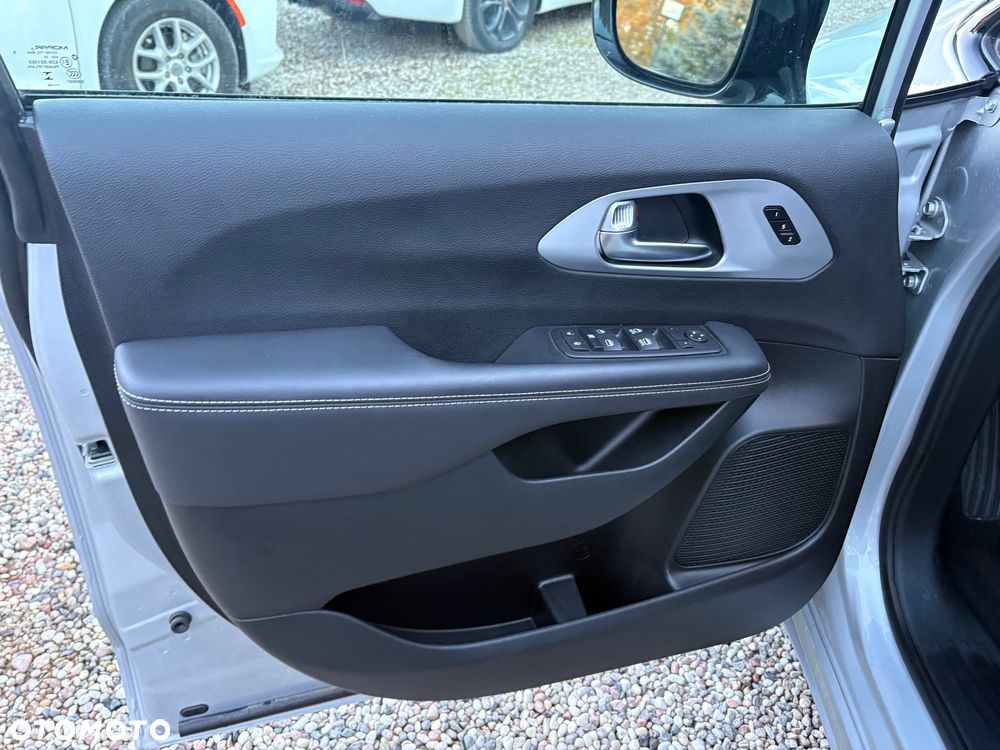Chrysler Pacifica - 13