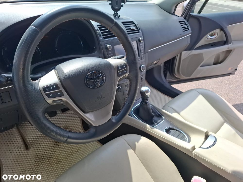 Toyota Avensis - 16