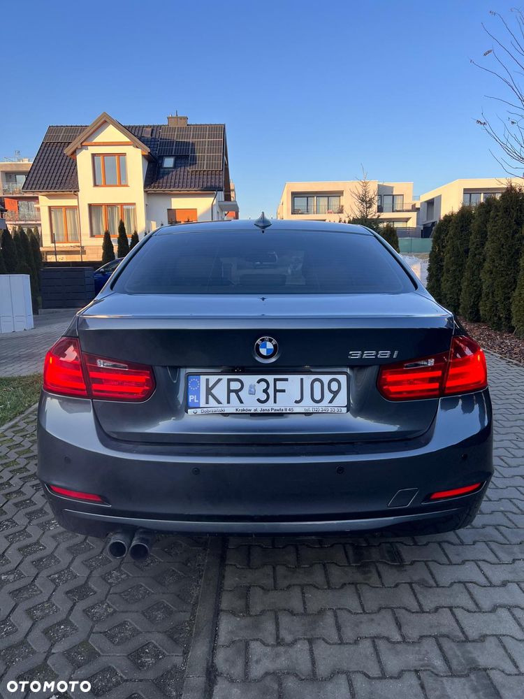 BMW Seria 3 328i - 5
