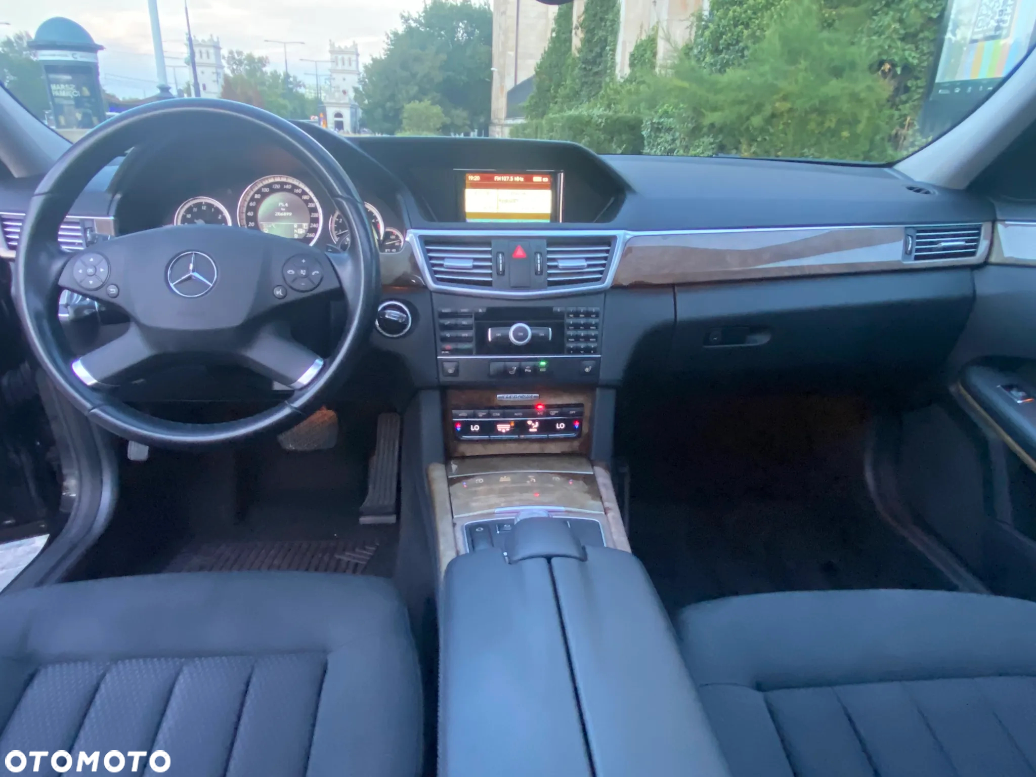 Mercedes-Benz Klasa E 250 T CGI BlueEFFICIENCY 7G-TRONIC Elegance - 12