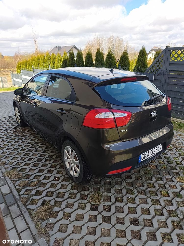 Kia Rio 1.2 L - 5