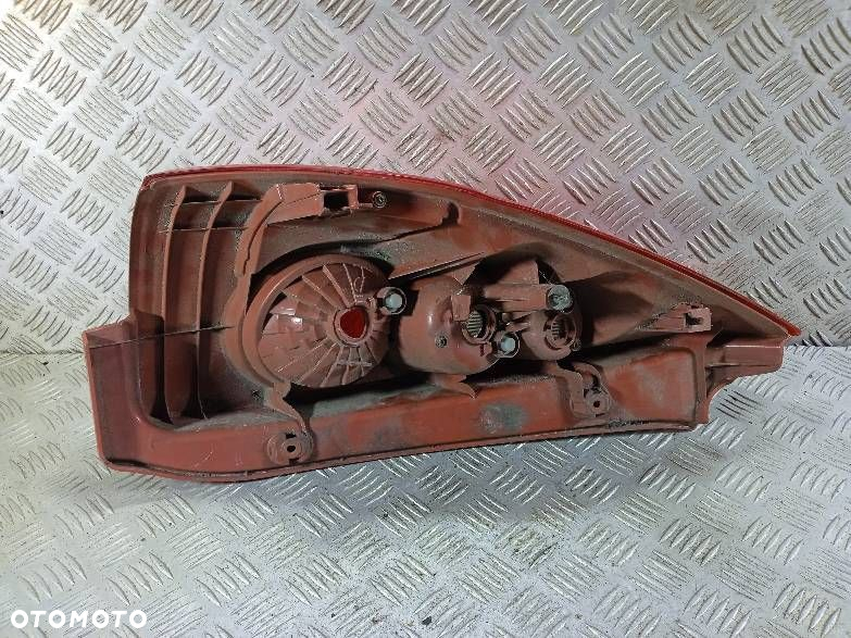 LAMPA PRAWA TYLNA MAZDA 5 - 2