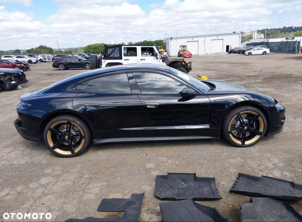 Porsche Taycan - 8