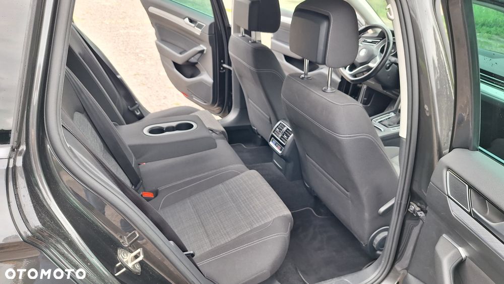 Volkswagen Passat 1.6 TDI SCR DSG Comfortline - 24