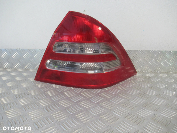 LAMPA TYLNA TYŁ PRAWA MERCEDES C-KLASA W203 SEDAN 2000-2004