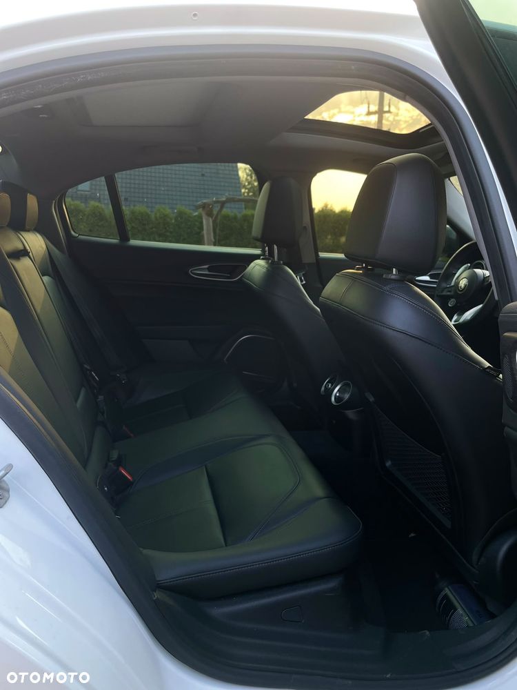 Alfa Romeo Giulia 2.0 Turbo 16V AT8-Q4 Ti - 8