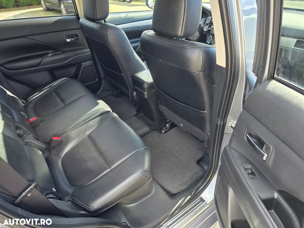 Mitsubishi Outlander 2.0 4WD Plug-In Hybrid Top - 9