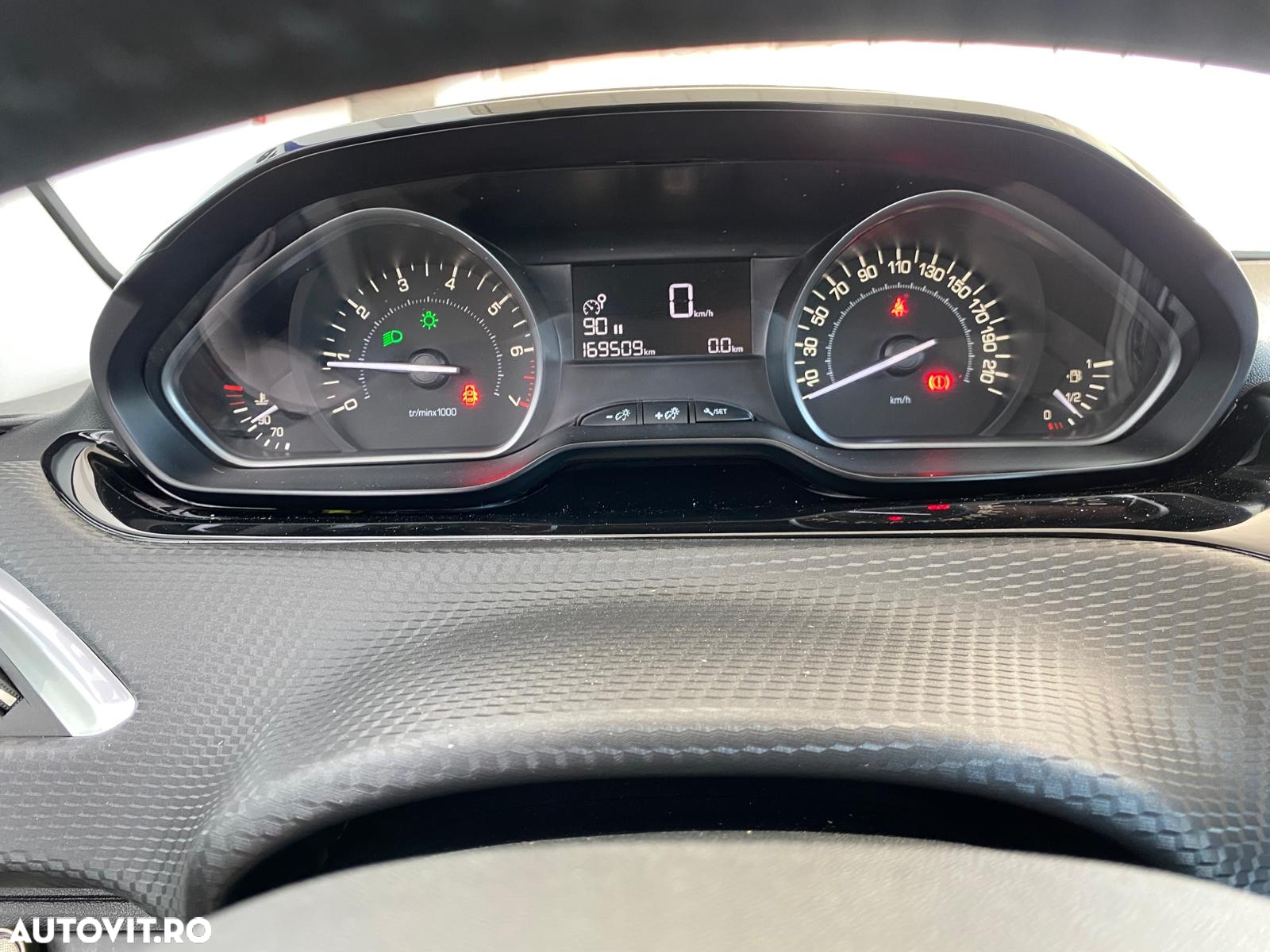 Peugeot 2008 1.2 PureTech Turbo Allure - 16