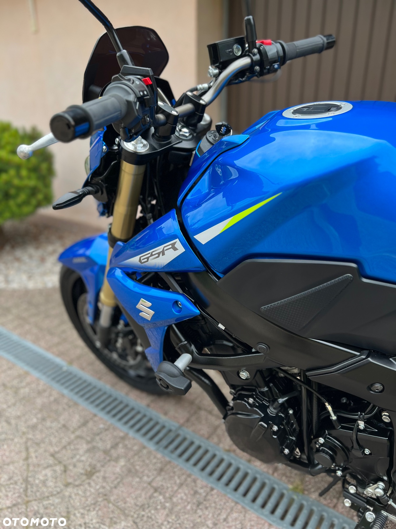 Suzuki GSR - 27