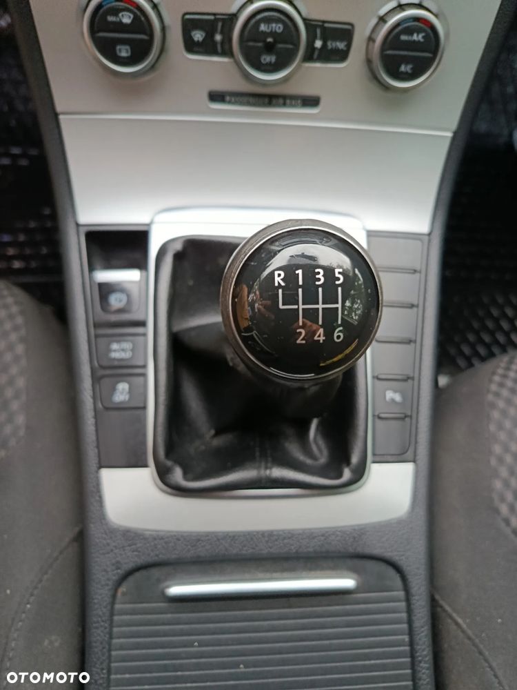 Volkswagen Passat - 12