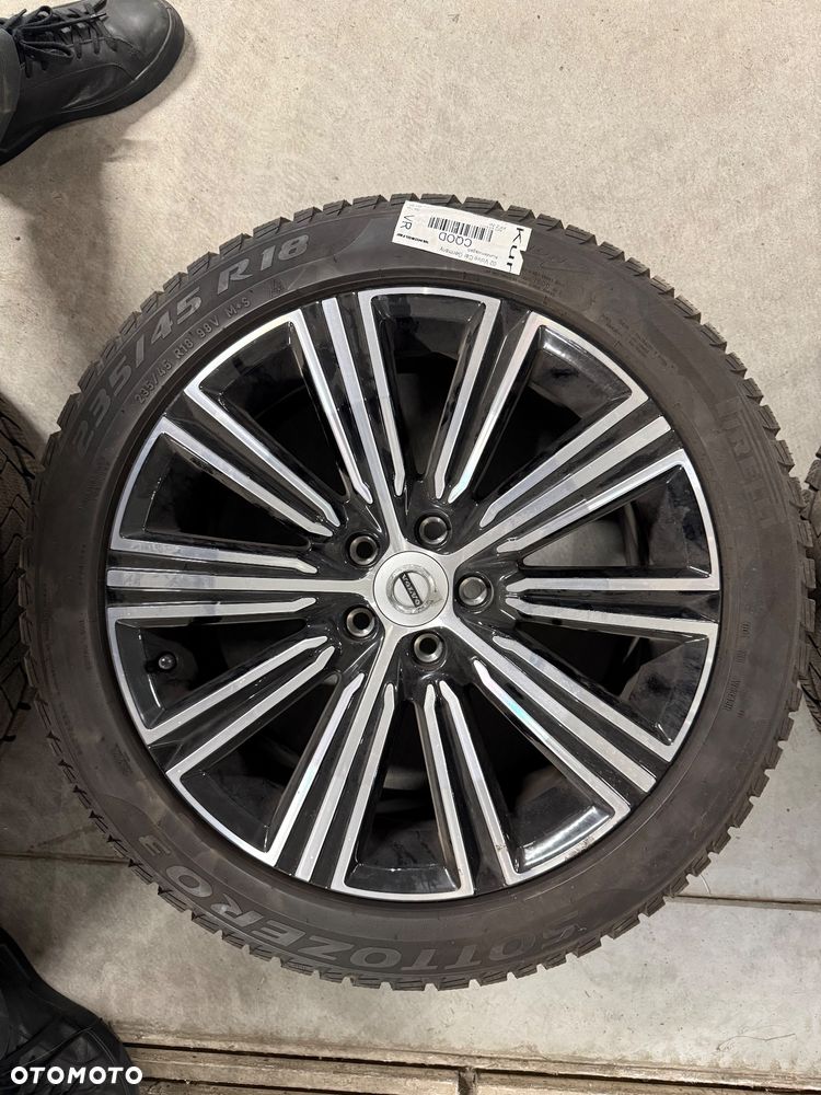 4x Oryginalna felgę Volvo z oponą Pirelli Winter Sottozero 3 235/45 R1 - 3