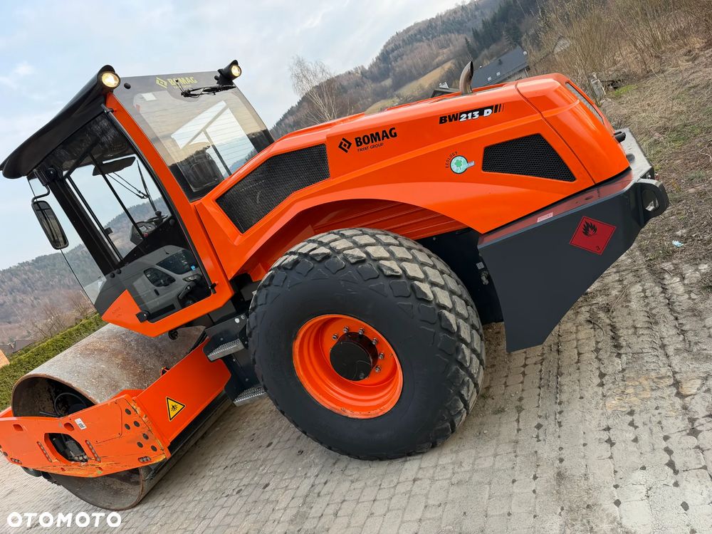 Bomag BW213 D-5 Walec Drogowy Terenowy 15 ton. Import Norwegia 2020 rok. 1050 Mtg. silnik DEUTZ 4cyl. 140 km. Maszyna nie różni się od Nowej z salonu! Klima wentylacja. Serwisy w Dekra AKTUALNE. Zero zniszczeń IGŁA !! Gotowa do długiej pracy. Po dużych serwisach eksploatacyjnych w Norwegii. Walec z Upadłości od pierwszego właściciela. Jego historia od nowosci to jedna robota na stadionie miejskim! Jedyna taka okazja! - 1