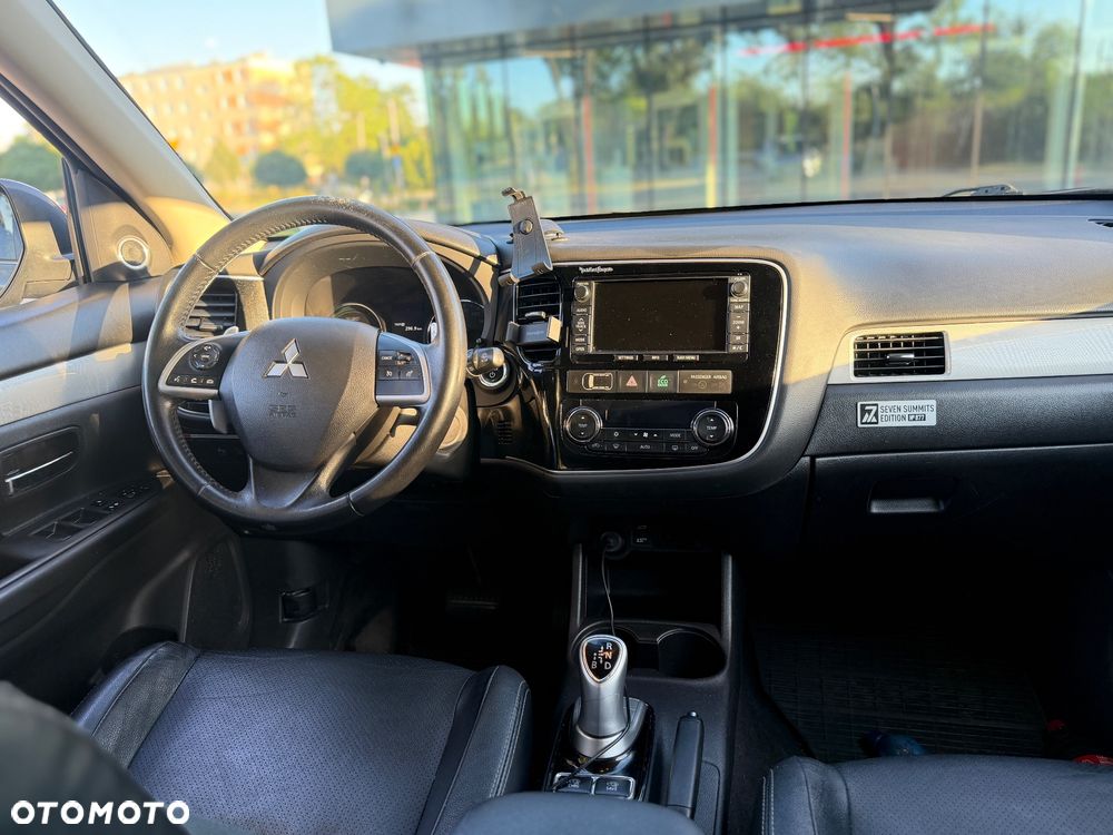 Mitsubishi Outlander Instyle NAVI + - 2