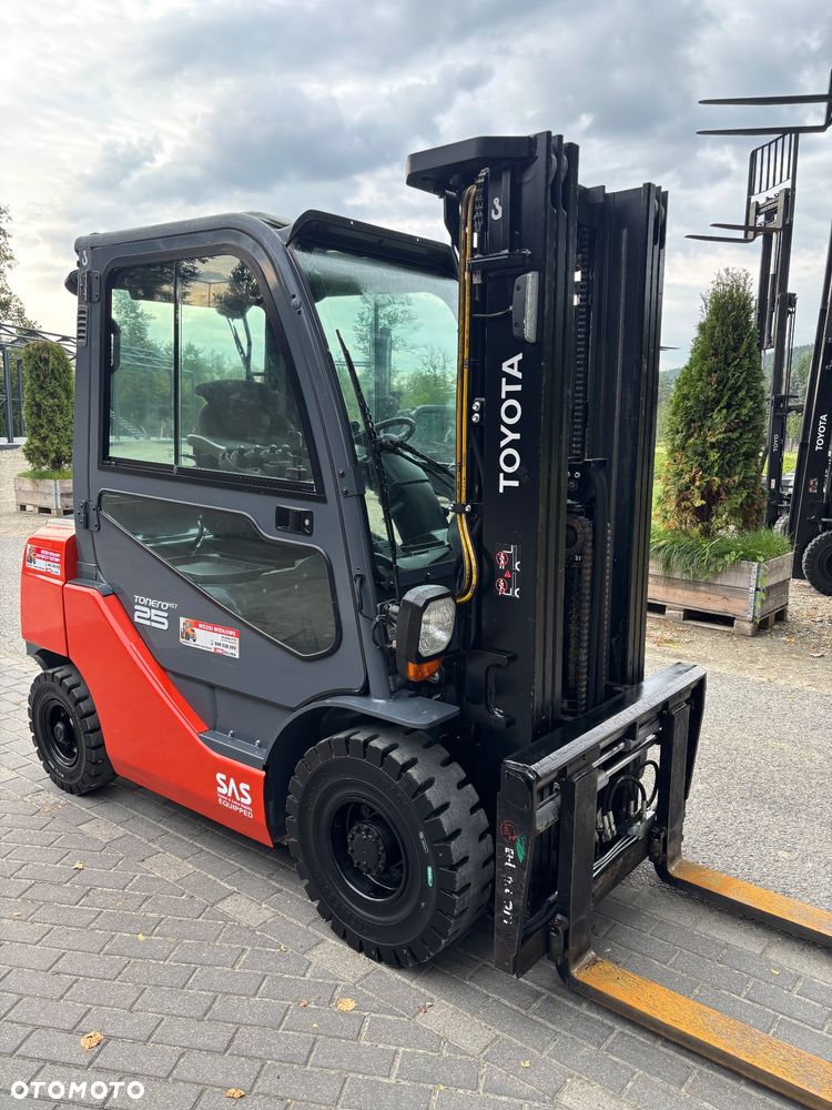 Toyota 8FDF25 8FD25F diesel 4cyl przesuw pozycjoner KABINA  55 500netto 2,5t - 8