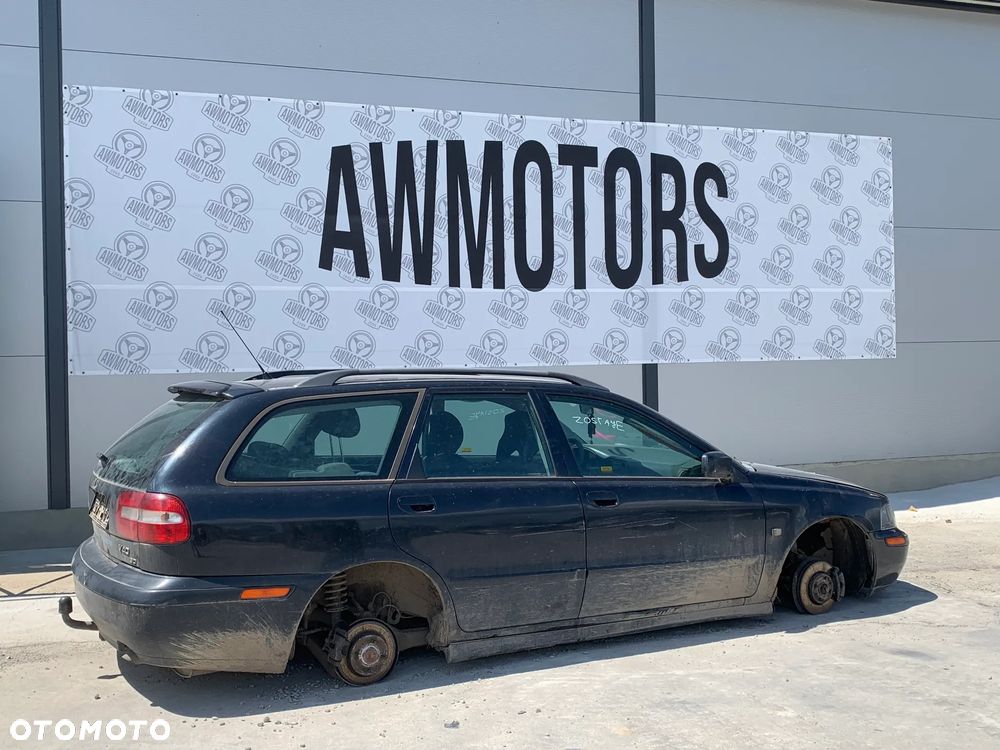 VOLVO V40 2001 *SAMOCHÓD NA CZĘŚCI* 1206  MASKA, LAMPA, DRZWI, LUSTERKO, ZDERZAK, GRILL, BŁOTNIK, KLAPA, BELKA, DESKA, FOTELE, KANAPA, ĆWIARTKA KIEROWNICA, TARCZE, ZACISKI, ZAWIESZENIE, KOMPLETNY PRZÓD, KOMPLETNY TYŁ, LICZNIK, ZEGARY, PRAWE LEWE PRZÓD TYŁ - 1