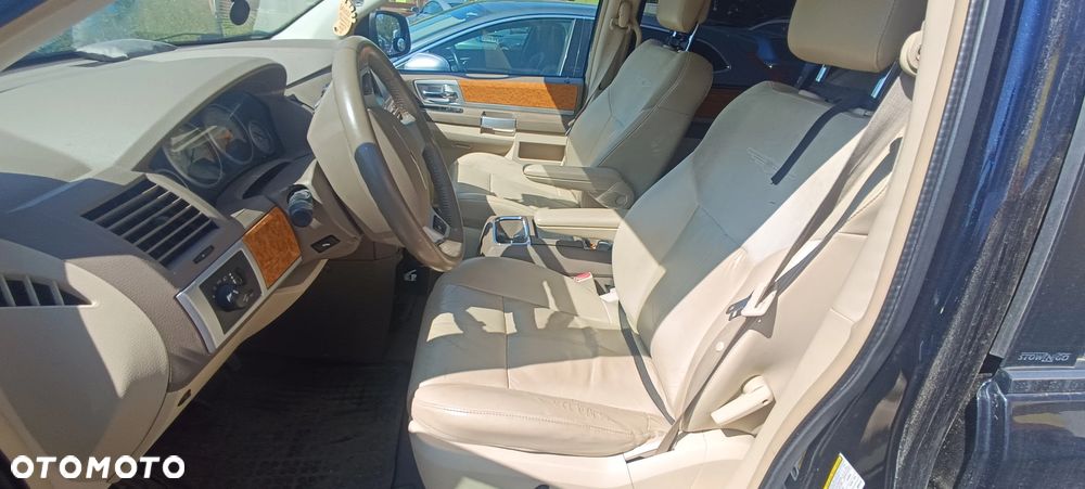Chrysler Town & Country - 2