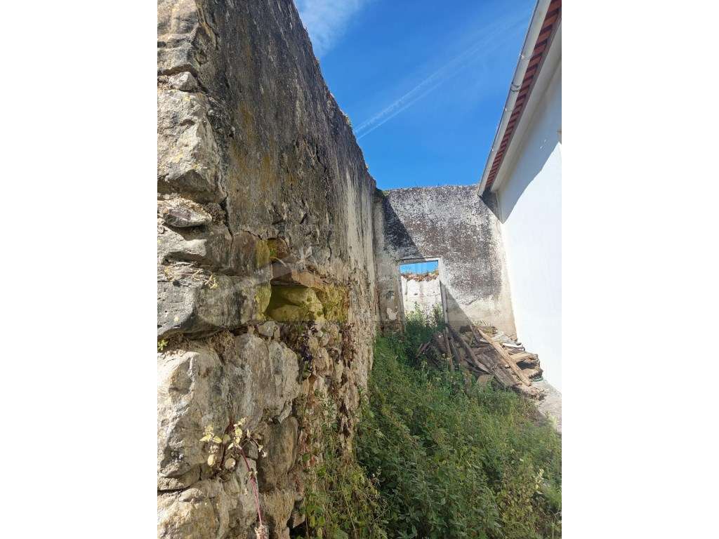 Ruína inserida em terreno urbano com 113m2 na Serreira- Sapataria. - Grande imagem: 3/3