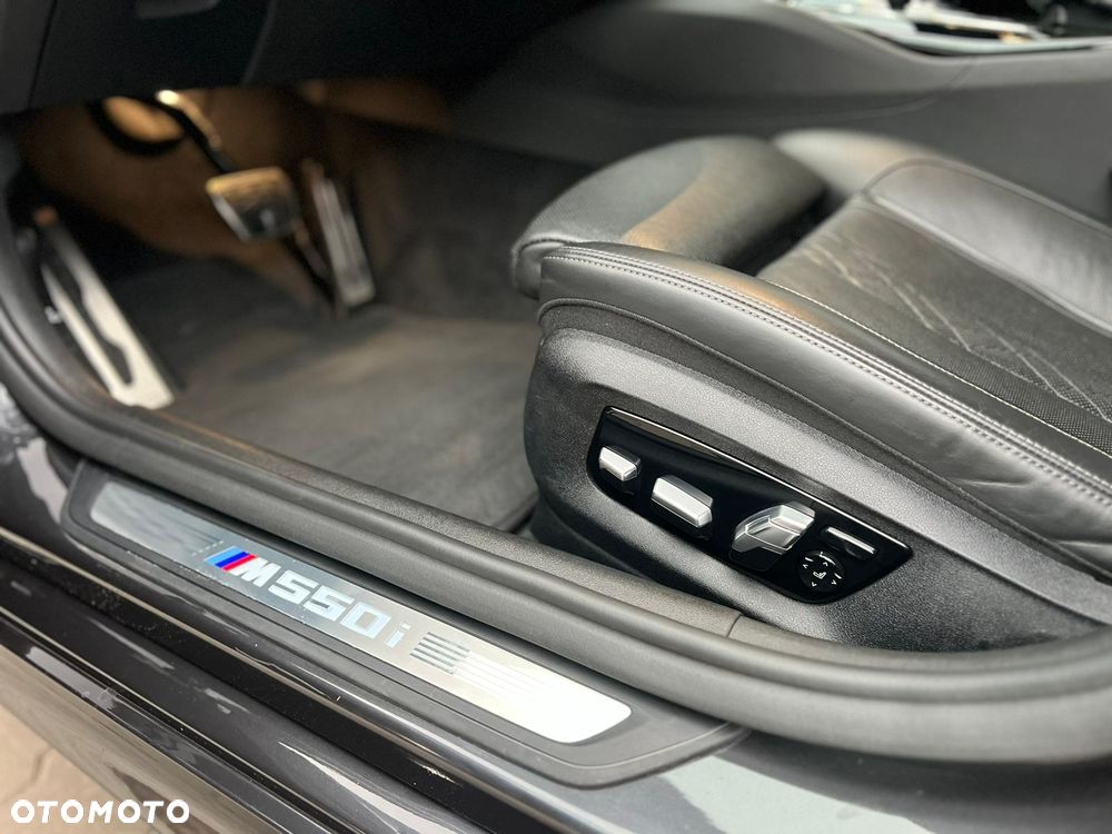 BMW Seria 5 M550i xDrive - 16
