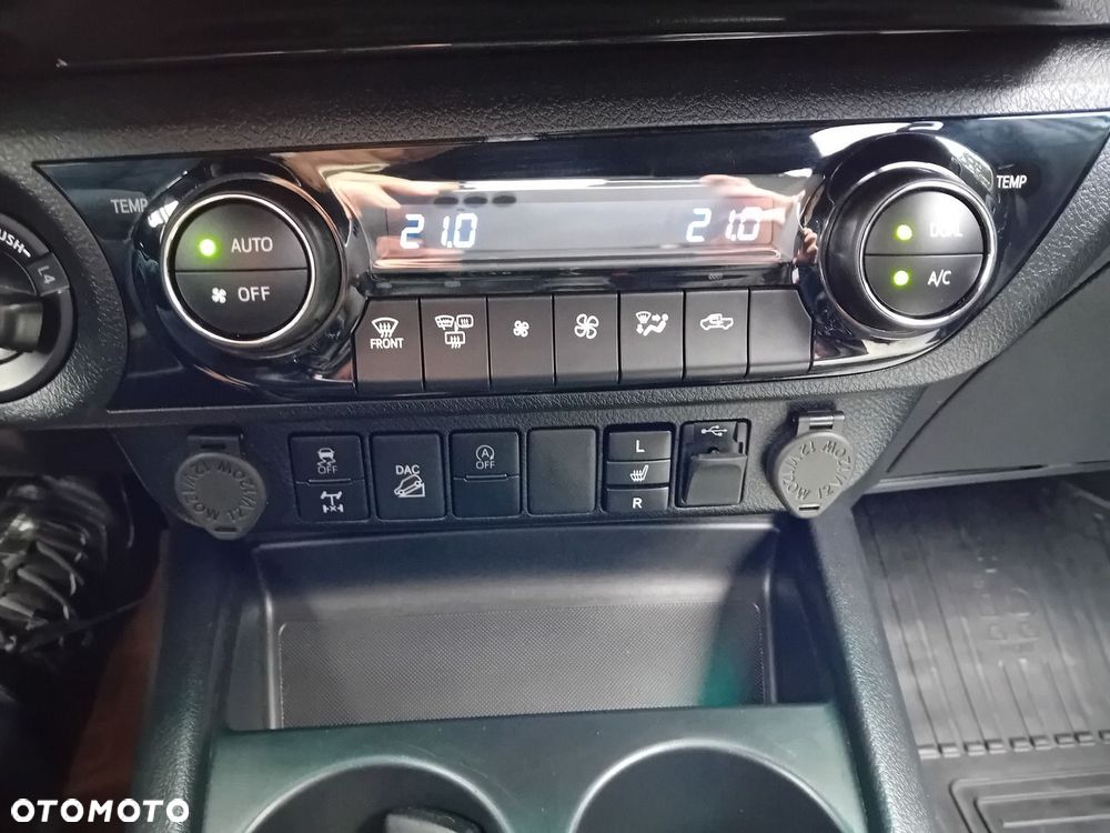 Toyota Hilux 2.8 D-4D Double Cab Invincible Sport 4x4 - 17