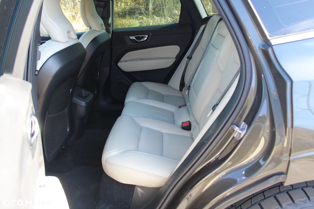 Volvo XC 60 B4 D AWD Geartronic Momentum Pro - 14