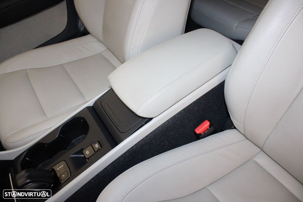 Volvo XC 40 2.0 D3 Momentum Plus Geartronic - 28