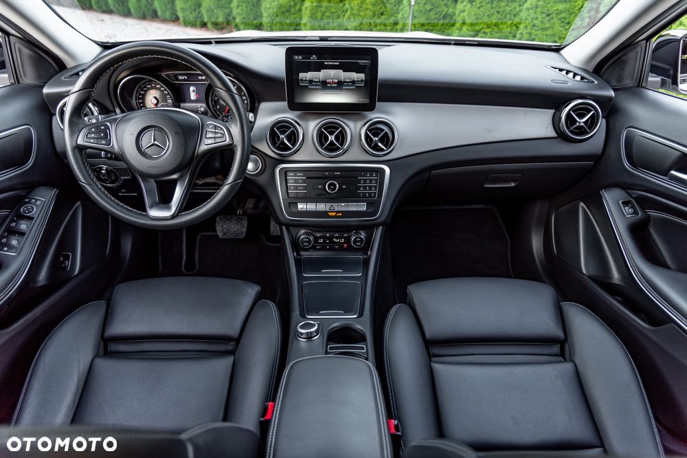 Mercedes-Benz GLA 200 7G-DCT - 30