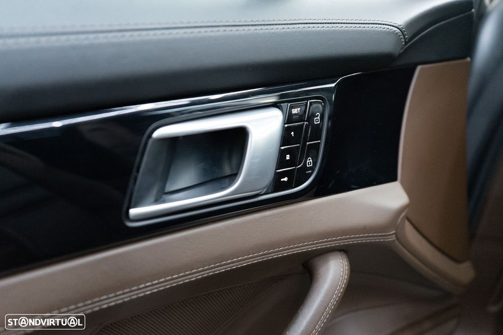 Porsche Panamera Sport Turismo 4 E-Hybrid - 24