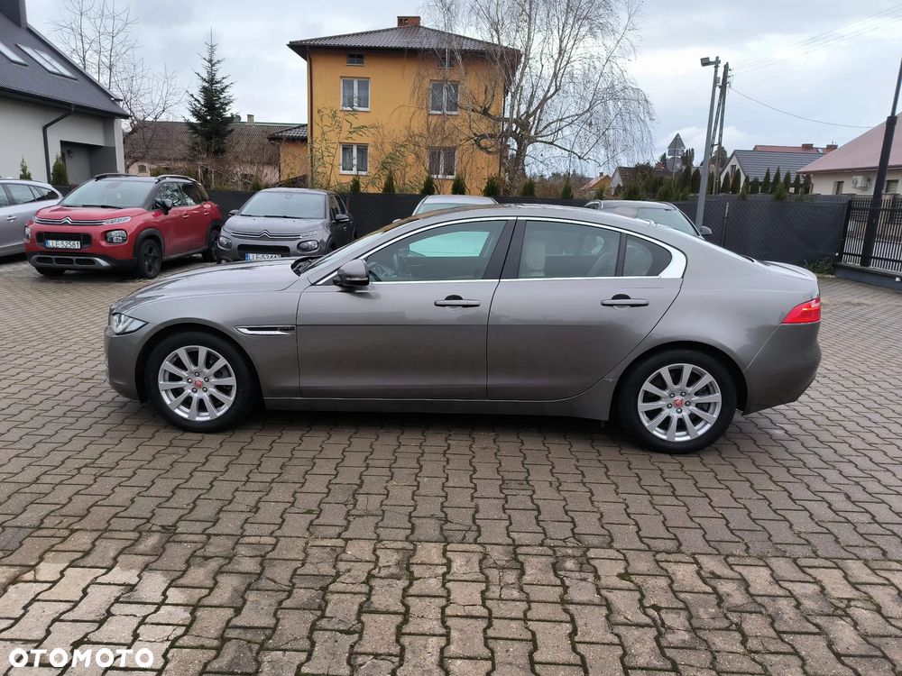Jaguar XE 2.0 T Prestige - 22