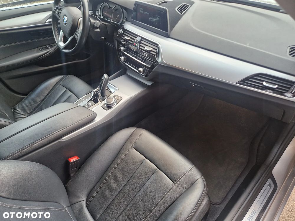 BMW Seria 5 520d xDrive - 12