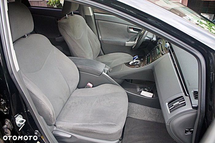 Toyota Prius (Hybrid) Life - 18