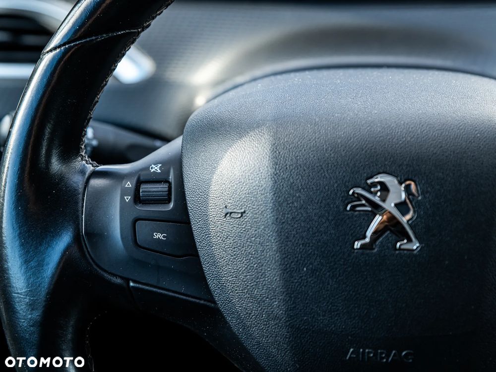 Peugeot 2008 1.2 Pure Tech Allure S&S EAT6 - 29
