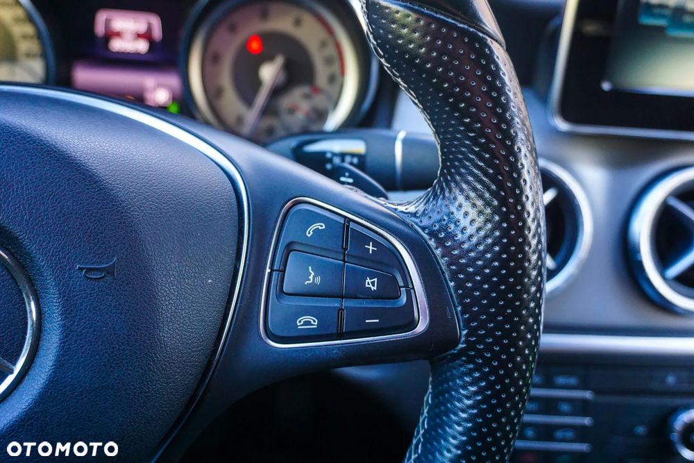 Mercedes-Benz CLA 200 7G-DCT UrbanStyle Edition - 27