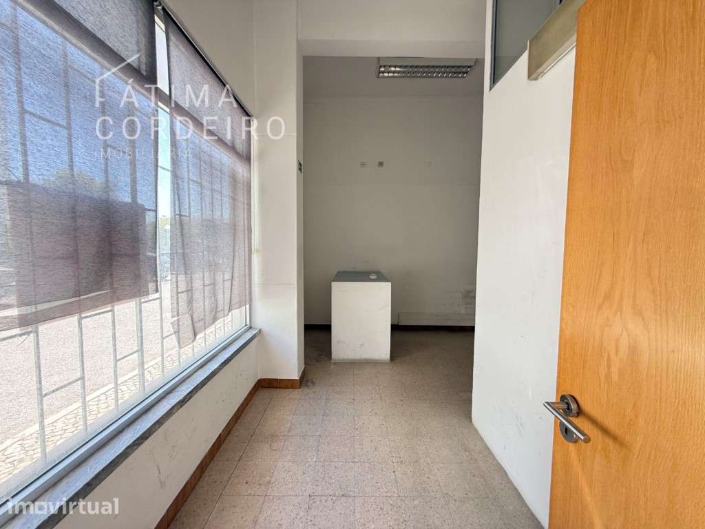 Loja para arrendamento situada na Quinta de São Nicolau, em Corroios - Grande imagem: 4/20