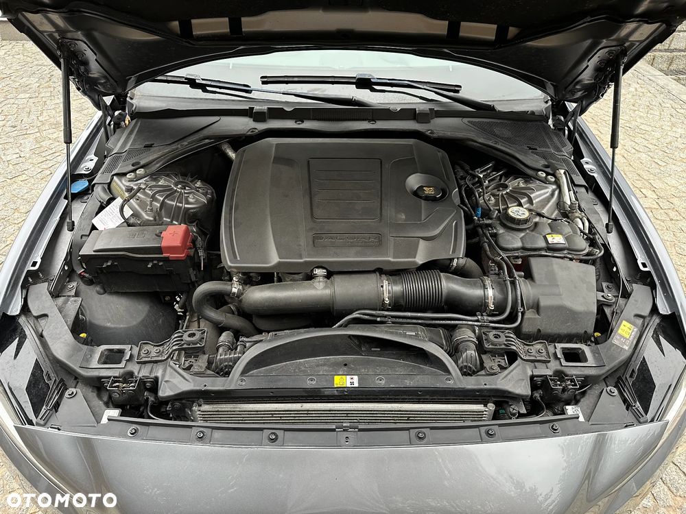 Jaguar XE 2.0 P250 R-Dynamic Black - 29