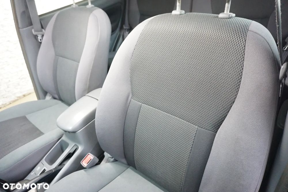 Toyota RAV4 D-4D 4x4 - 25