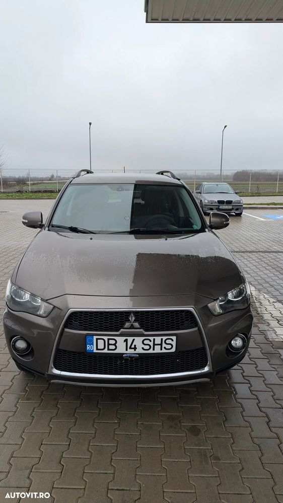 Mitsubishi Outlander - 2