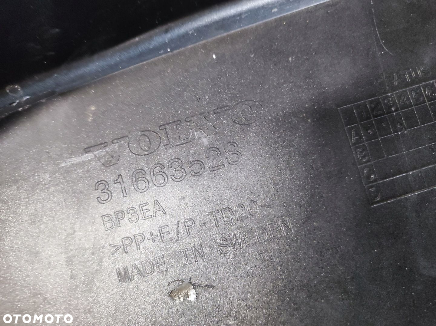 KRATKA ŚRODKOWA ZDERZAKA VOLVO XC90 II LIFT R-DESIGN 31663528 - 9