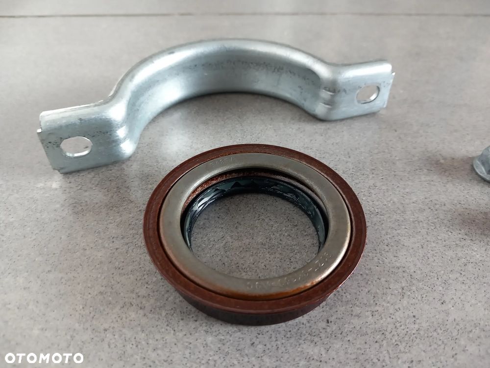Uszczelniacz na półoś do manualnej skrzyni biegów - komplet z obejmą i nakrętkami Ford C-Max, Fiesta, Focus 1863642 - 5