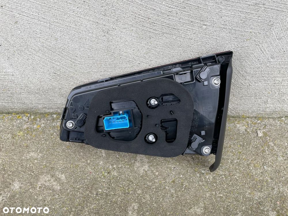 LAMPA TYLNA LEWA W KLAPĘ VW PASSAT B8 2015-2019 - NOWA AL - 2