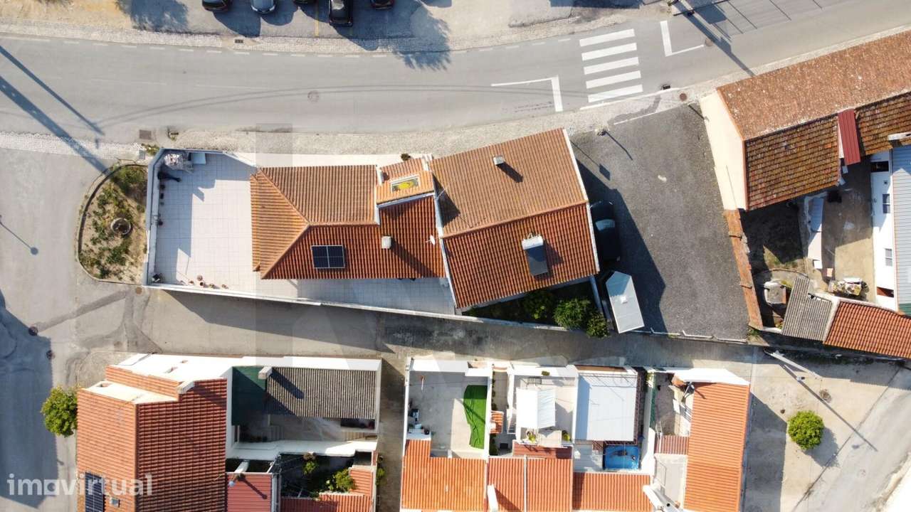 Moradia T2 com Suíte, Logradouro e Excelente Localização | Alcoentre | - Grande imagem: 2/60