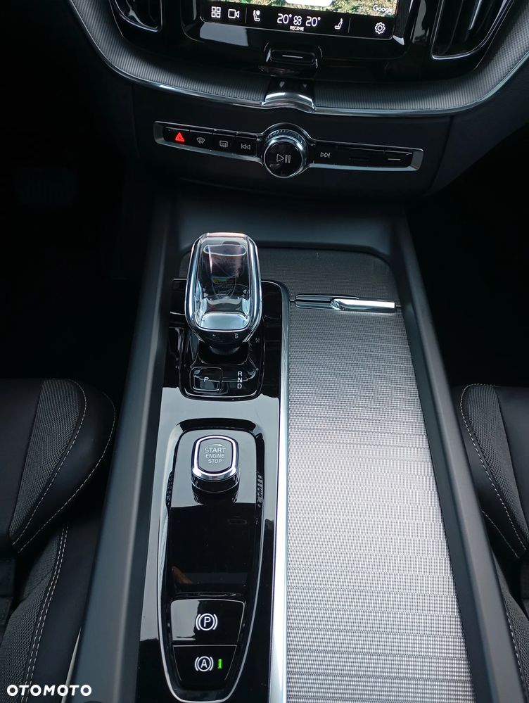 Volvo XC 60 B4 D AWD Ultimate Dark - 19