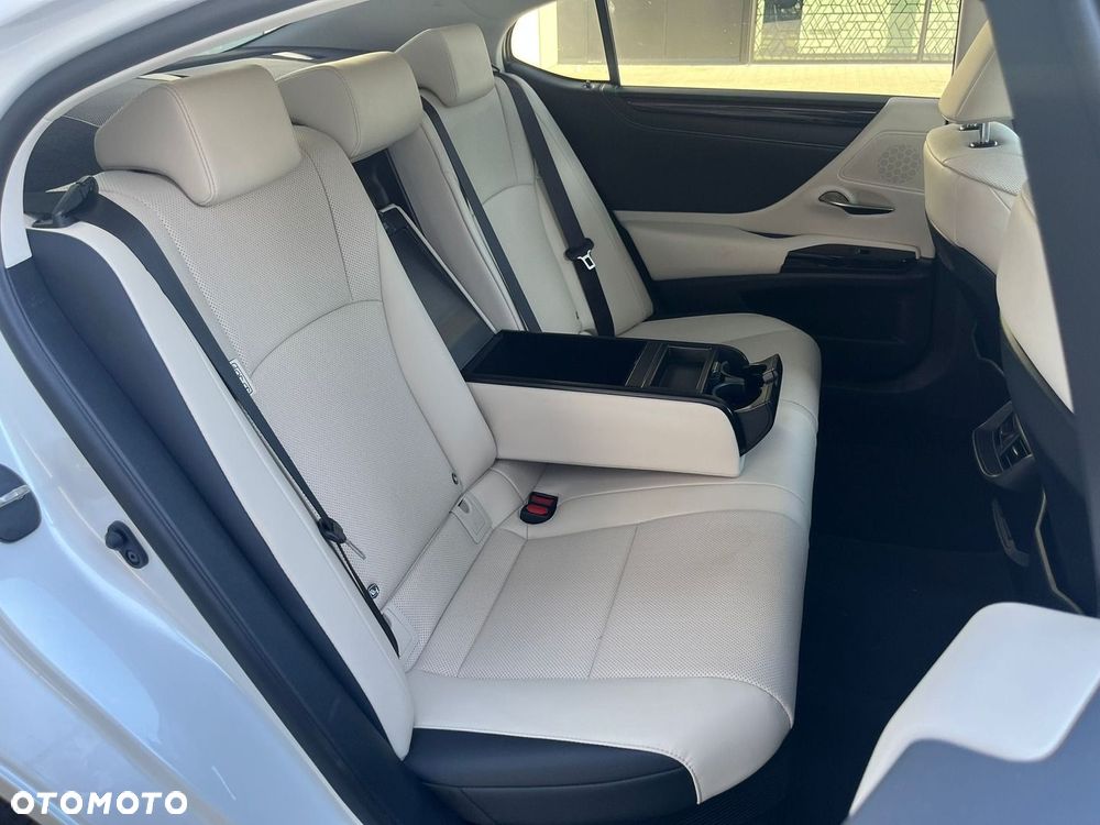 Lexus ES 300h Business Edition - 29