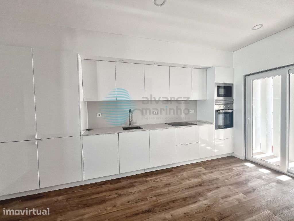 Apartamento T2 com Vista Mar, Garagem e Totalmente Remodelado - Grande imagem: 3/32