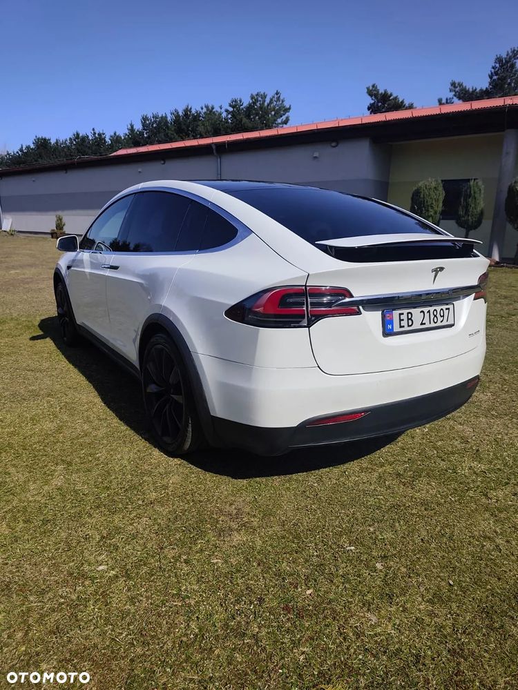 Tesla Model X - 9