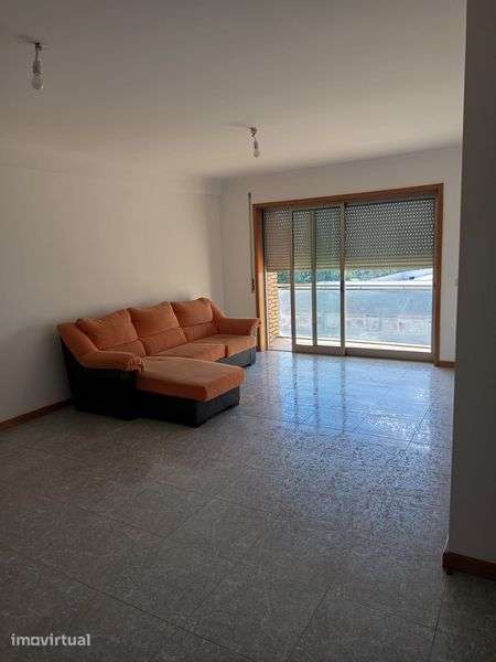Arrenda-se T2 com lugar garagem para 2 carros - Grande imagem: 2/9