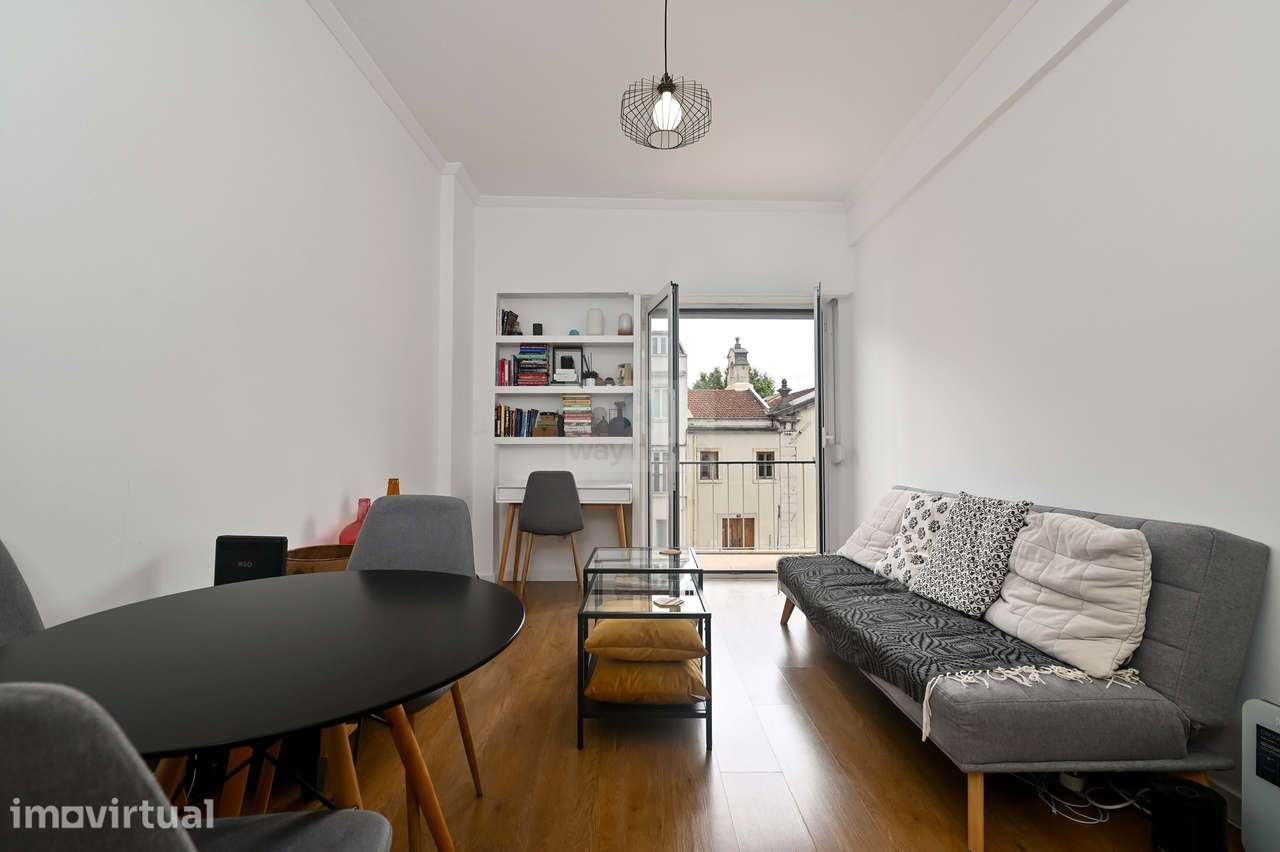 Apartamento T1 | Remodelado | Mobilado | Varanda e terraço | Campo Már - Grande imagem: 4/18