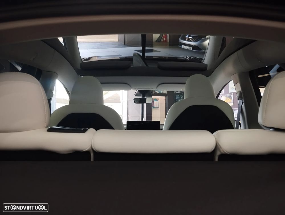 Tesla Model Y Long-Range RWD — fotografia 13