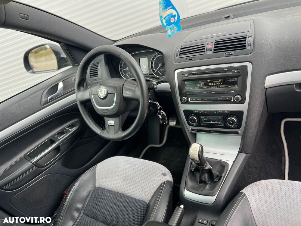 Skoda Octavia Combi 2.0 TDI RS - 9