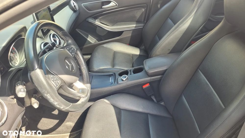 Mercedes-Benz CLA 200 7G-DCT UrbanStyle Edition - 11